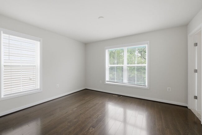 Building Photo - 2413 Glenallan Ave