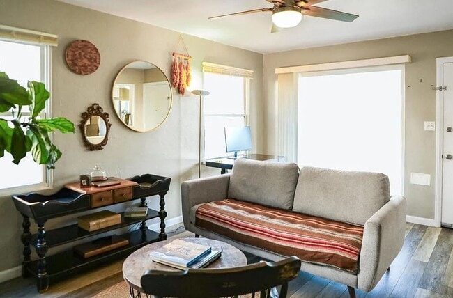 Building Photo - College Close 2 Bed 1 Bath