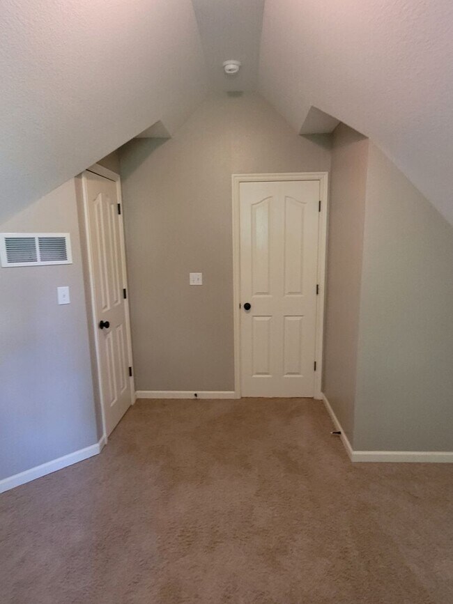 Building Photo - 3 Bedroom 2.5 Bathroom Home