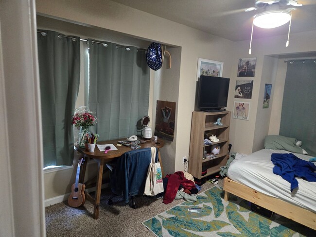 Building Photo - Room for rent in a 4BA/4BR condo walking d...