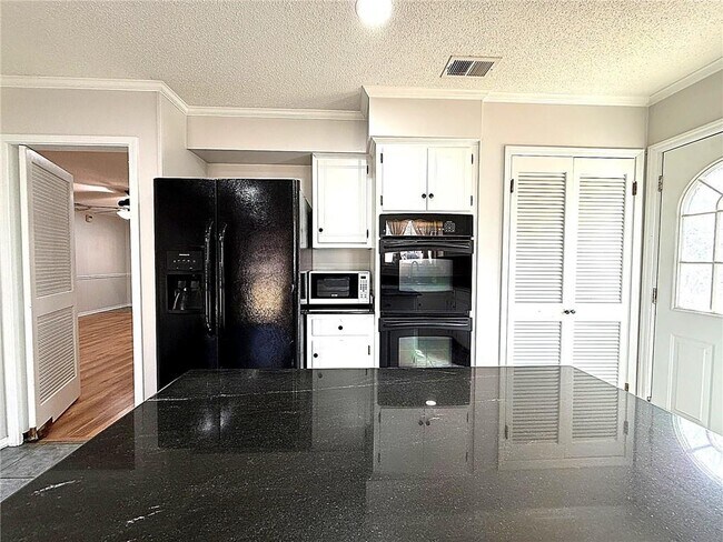 Building Photo - 955 Louise Ave