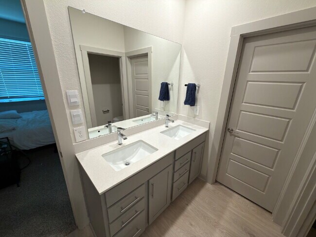 Building Photo - 3 bedroom 2 bath 2 car garage, fridge, washer & dryer in Millbrook Park.