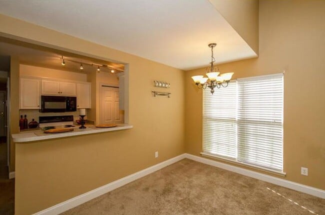 Building Photo - 3 Bed/3Bath Centrally located!!!