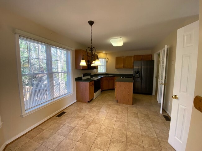 Building Photo - Great location In Mechanicsville! Three bedrooms plus bonus room/fourth bedroom, 2.5 baths and ga...