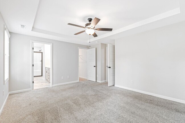 Building Photo - Nearly New 3 Bedroom home minutes to downt...