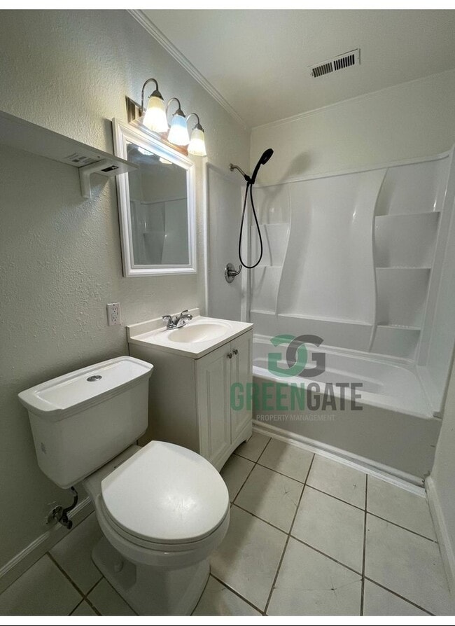 Building Photo - BEAUTIFUL 3 BEDROOM 2 BATH HOME MOVE IN RE...