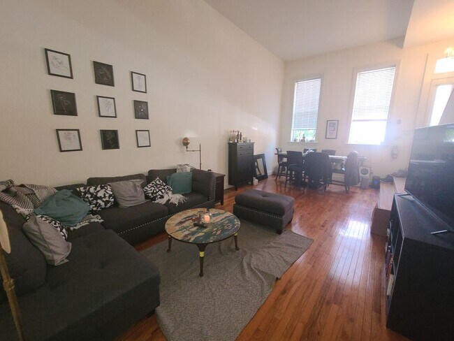 Building Photo - Spacious 2BR/1.5BTH w/ HW Floors, New Kitc...