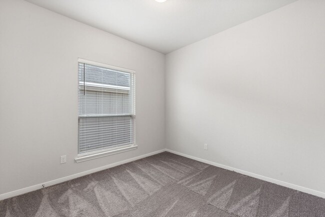 Building Photo - 737 Gingham Trl