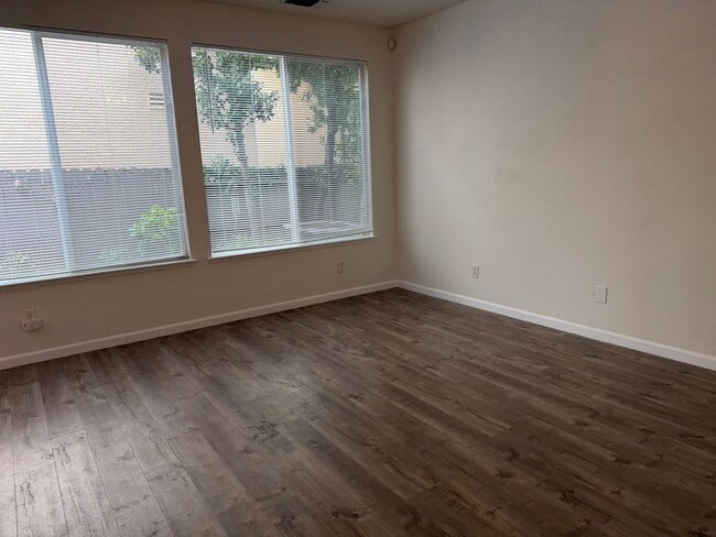 Building Photo - Gorgeous 4 bedroom 2 story home in Anatolia