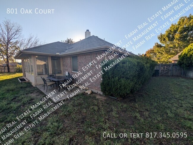 Building Photo - 801 Oak Ct