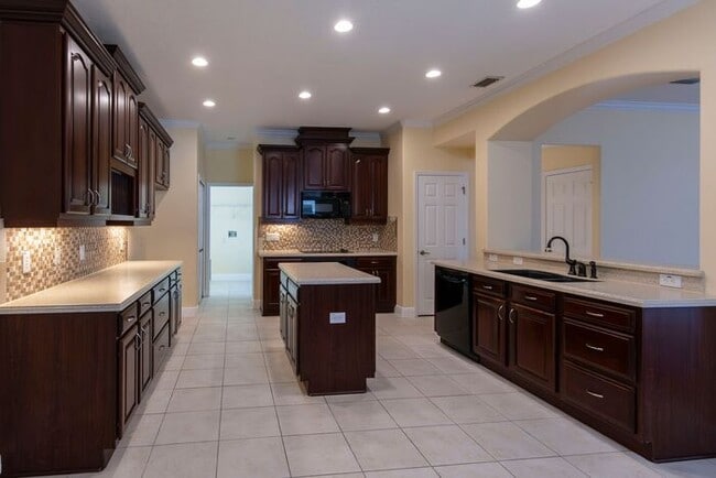 Building Photo - BEAUTIFUL 5 Bedroom/4 Bath Home Located in...