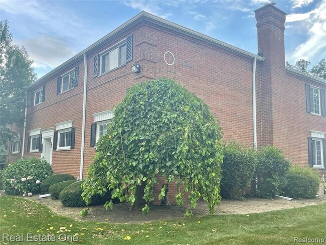 Building Photo - 688 E Fox Hills Dr