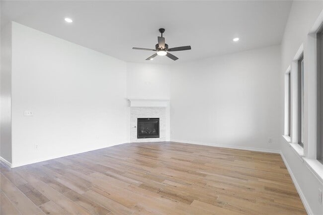 Building Photo - 8201 Mountain Oak Dr