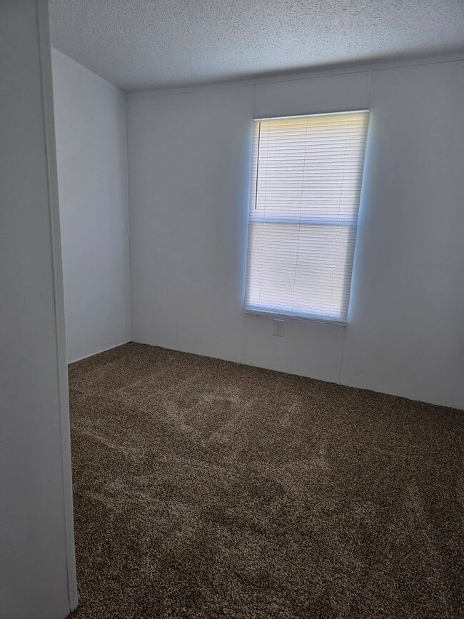 Building Photo - Ready to Move in