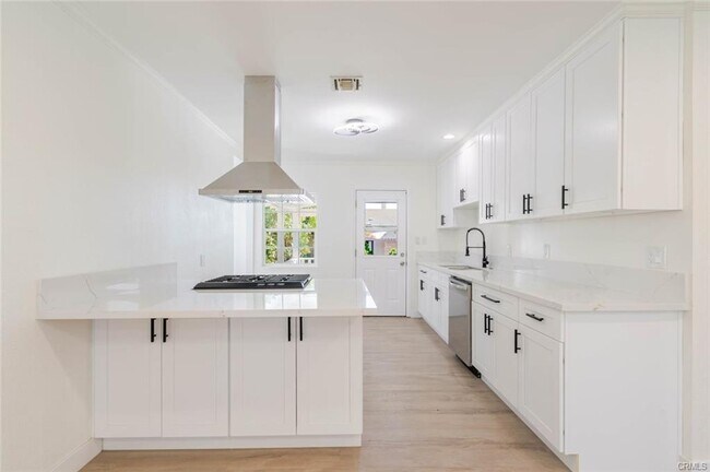 Building Photo - 8108 Lemona Ave