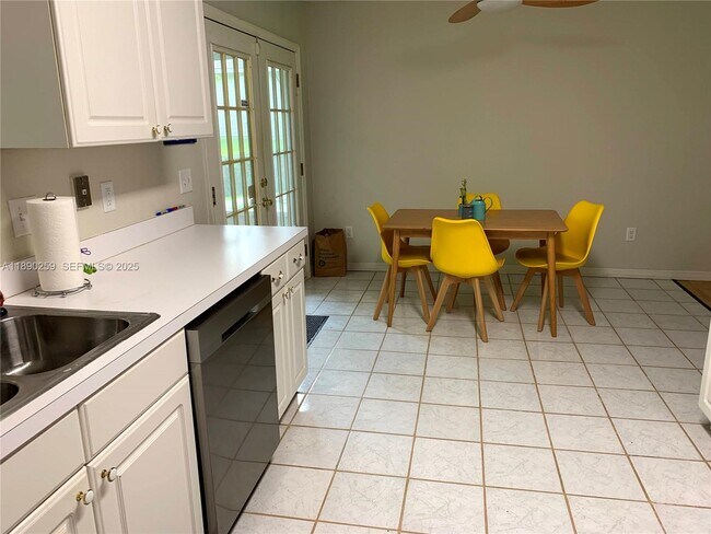 Building Photo - 325 E Plymouth Ave