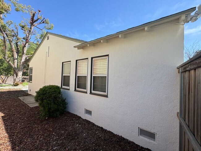 Building Photo - Charming home located in Beverly Glenn Rent Ready!