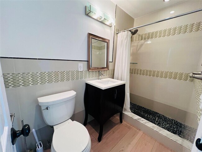 Building Photo - 1407 SE 2nd St