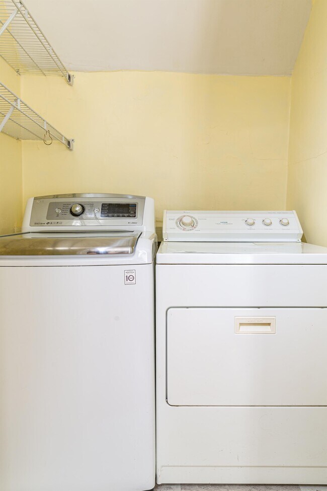 Building Photo - 180 Rosemont Garden