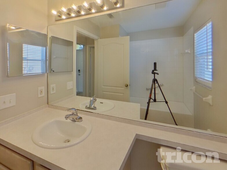 Building Photo - 217 Lakeway Ln