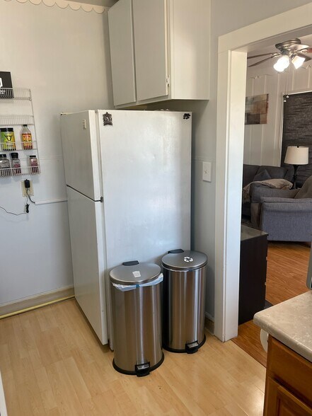 Kitchen - 10514 Commerce Ave