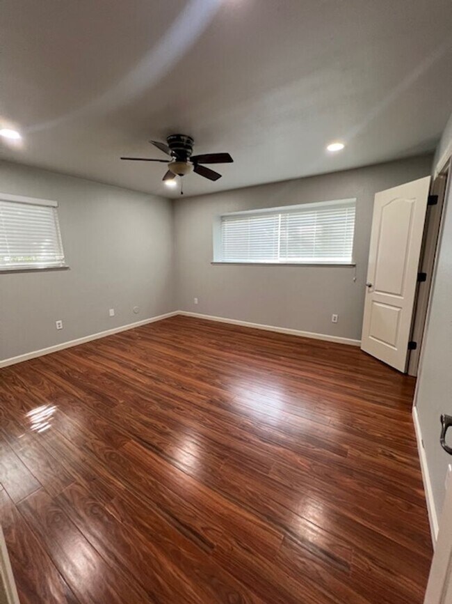 Building Photo - Beautiful 3 Bedroom and 1.5 Bathroom Condo $2,195.00 Available Now