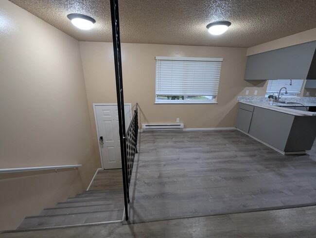 Dining Area - 6115 W Beech St