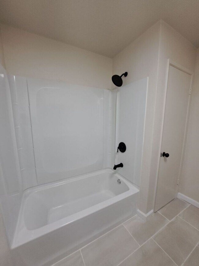 Building Photo - 546/550 E Polk St