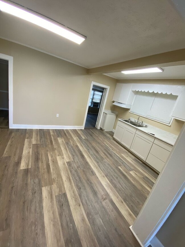 Building Photo - 4 Bed 1 Bath House