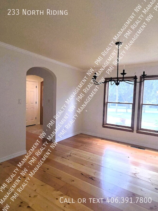 Building Photo - 233 North Riding-