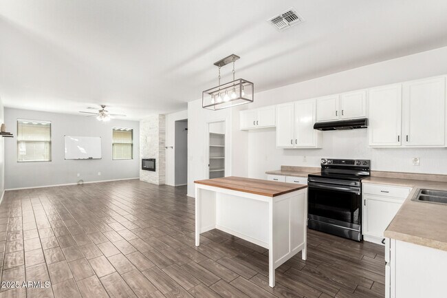 Building Photo - 10250 W Townley Ave