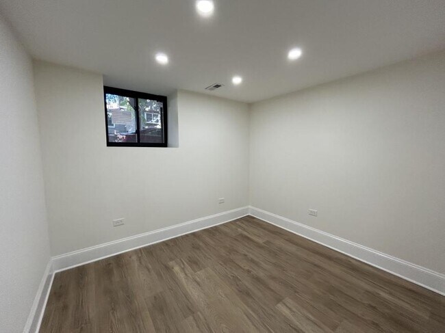 Building Photo - 4 bedroom in Chicago IL 60625