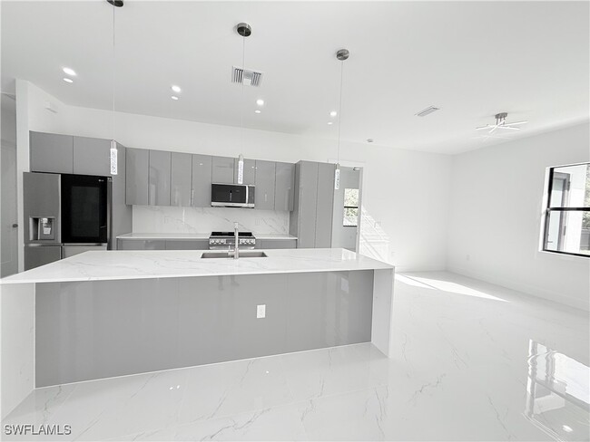Building Photo - 702 Zemil Ct