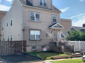 Building Photo - 5 Little St