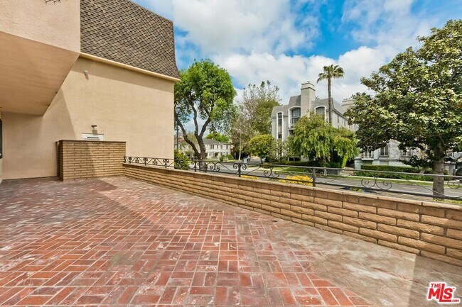 Building Photo - 1201 S Roxbury Dr