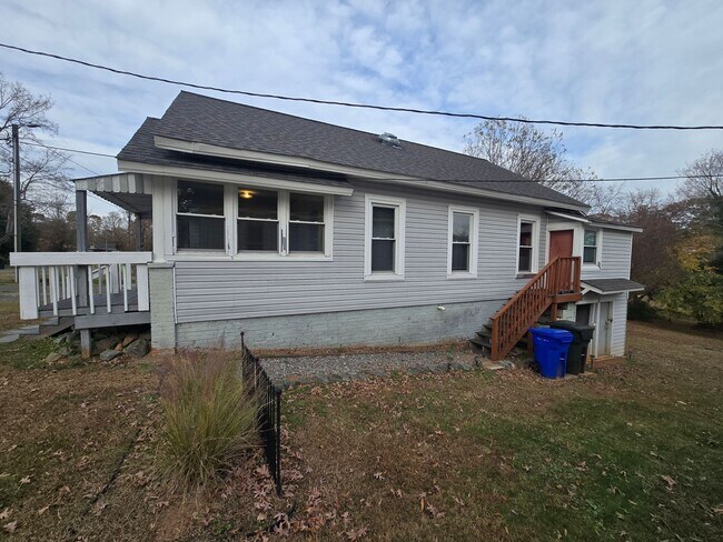 Building Photo - Charming 1920s Bungalow Steps from Downtown Mebane!