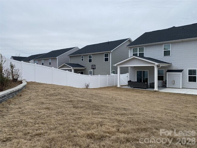 Building Photo - 3163 Streamside Dr