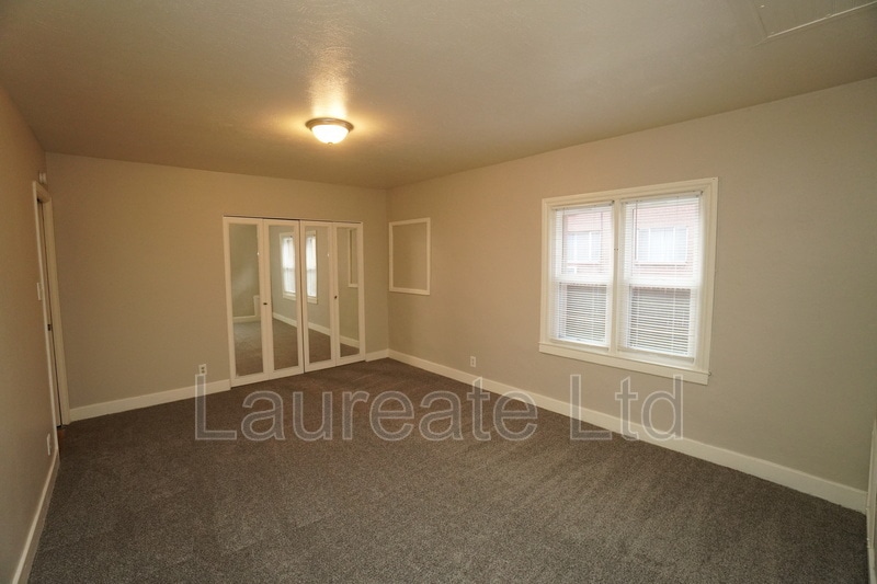 Building Photo - 935 E 8th Ave