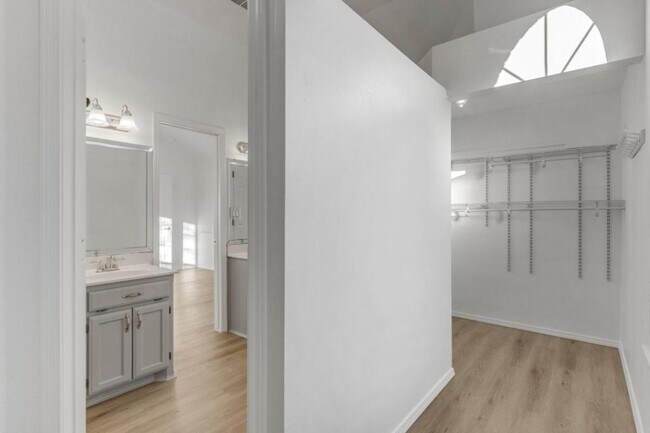 Building Photo - 9512 Rosas Ave NE