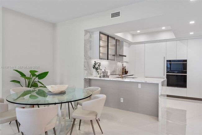 Building Photo - 16001 Collins Ave