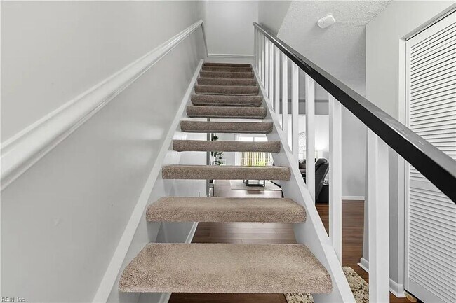 Building Photo - Updated 3BR Townhome — Assigned Parking, HOA Included, Military Welcome. Move in by March 31st an...