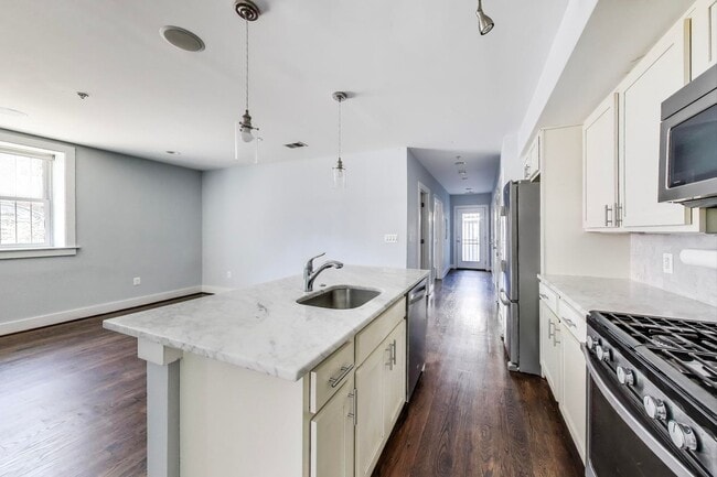 Building Photo - 2 + 2 close to Rock Creek & 16th St:  PETS...