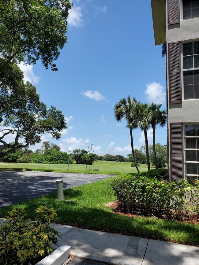 Building Photo - 2901 S Palm Aire Dr