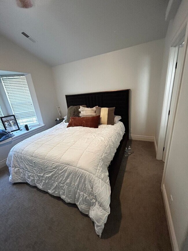 Building Photo - Charming 3-Bedroom home with 2 car garage in Prime Location