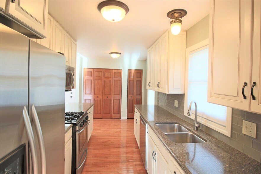 Building Photo - 2373 Crescent Ln S