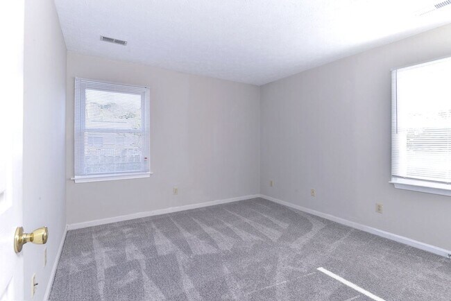 Building Photo - 910 Charlotte Dr