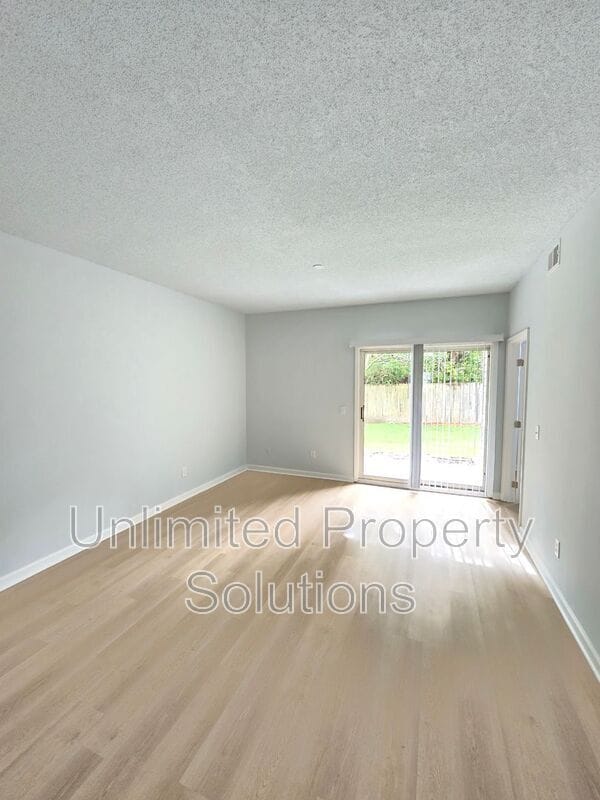 Building Photo - 733 Bragg Dr