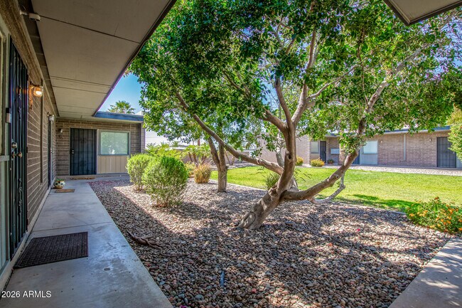 Building Photo - 1722 E Ocotillo Rd