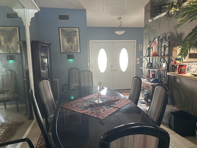 Formal dining room - 10430 Summit Square Dr