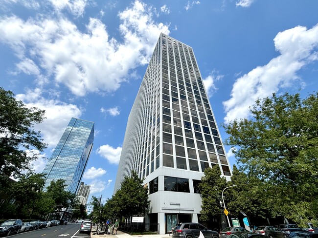 Building Photo - 4343 N Clarendon Ave